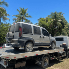 Foto de um carro em cima de um guincho